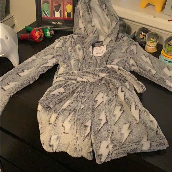 Fuzzy lightening bolts robe - Picture 1 of 4